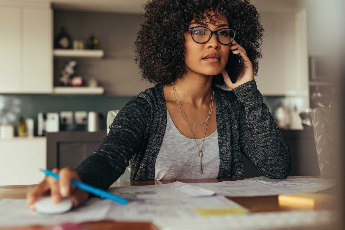 Femme au téléphone, travaillant depuis la maison.